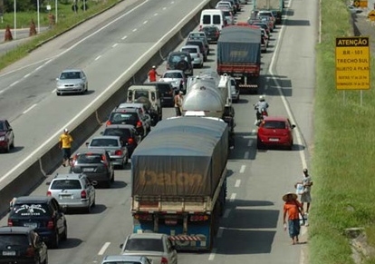 Restrição à circulação de veículos pesados na Avenida Mestre Álvaro, BR-101, em Serra/ES